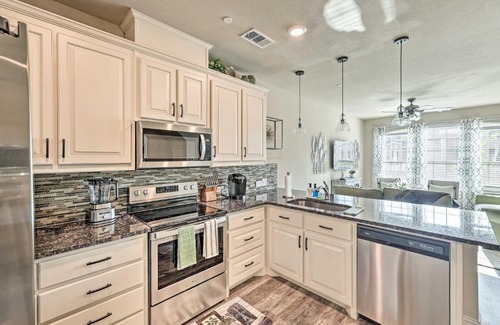 Denton House | Brand-New Townhome Near UNTandTWU and The Square!