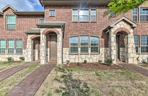 Denton House | Brand-New Townhome Near UNTandTWU and The Square!