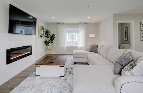 Marysville House | Brand New Townhome Rooftop Balcony - Penthouse