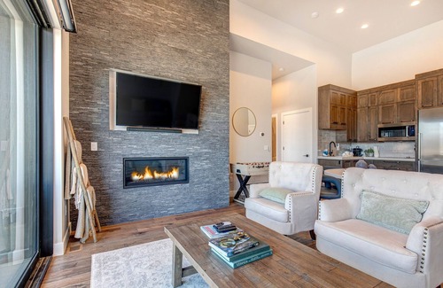 Hideout House | Brand-new townhome with views, shuffleboard - 12 mins to Park City & Deer Valley