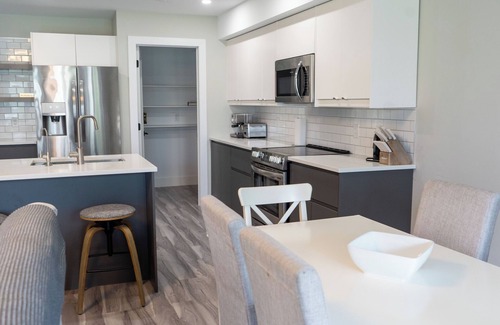 Shortts Lake House | Brand New Townhouse - Lake Access and Outdoor Kitchen