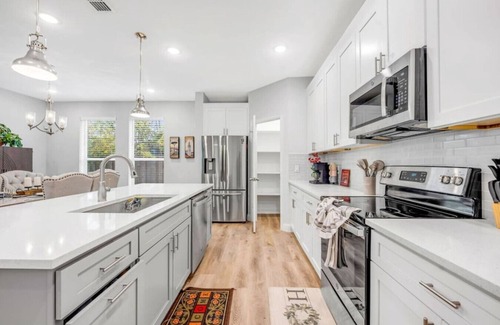 West Dallas House | Brand NEW! Trinity Manor
