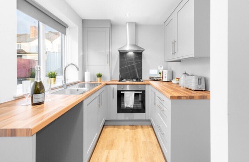 Stourbridge Apartment | Brand New - Two Bed - Parking - Stourbridge