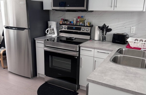 Sunset House | Brand New Unit. Centrally located 15 min to downtown 10 min to YVR airport.