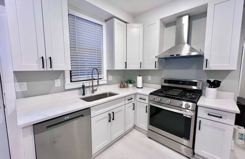 Oakland House | Brand New University-Themed Home ON Pitt Campus, Outdoor Dining, Free Parking