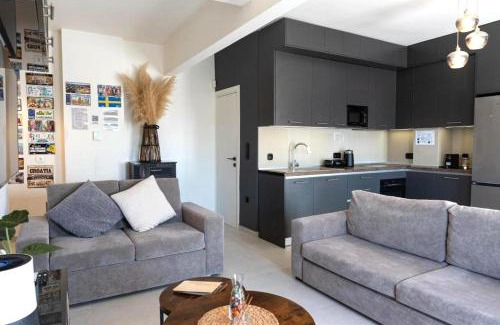 Vardaris Apartment | Brand New & Very Spacious Modern Apartment with Balcony & View - 3 Minutes to Centre by METRO