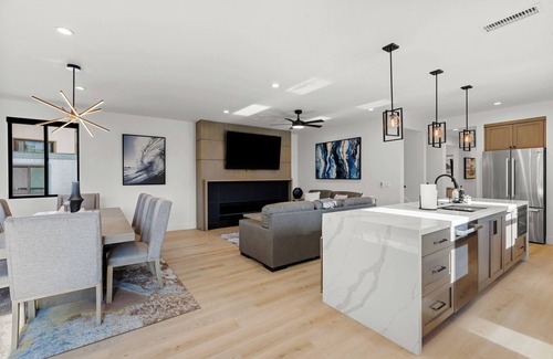 South Mission Beach Condo | Brand New w/ Luxury Amenities | AC | Fire Pit | Walk to Beach, Bay, Shops, Eateries