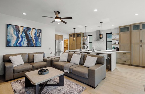 South Mission Beach Condo | Brand New w/ Luxury Amenities | AC | Fire Pit | Walk to Beach, Bay, Shops, Eateries