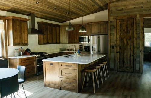 Island Park Cabin | Brand-new Waterfront Retreat w/hot tub!