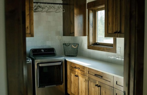 Island Park Cabin | Brand-new Waterfront Retreat w/hot tub!