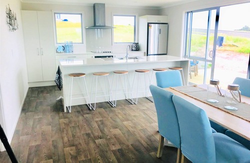 Cable Bay House | Brand New with a View! 500 meters to the BEACH!