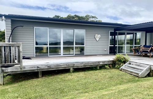 Cable Bay House | Brand New with a View! 500 meters to the BEACH!