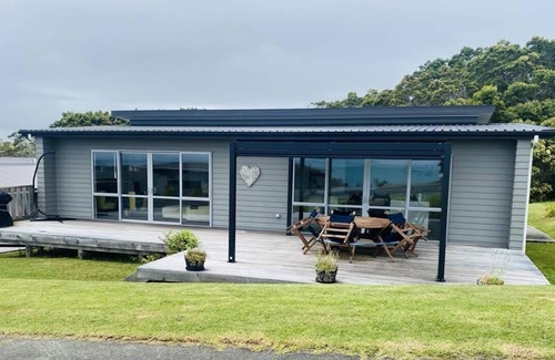 Cable Bay House | Brand New with a View! 500 meters to the BEACH!