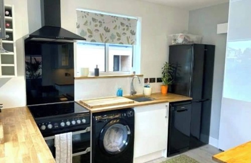 Malvern House | Brand new,with hottub, outdoor wood burner in leisure room and treatments.