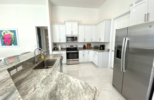 Hunt Club Villa | BRAND NEW XLarge Villa & Guest House! Sleeps 18- 10 beds-8 Bedrooms-Pet friendly