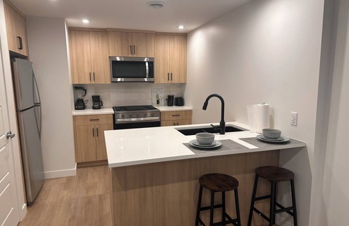 Southwest Edmonton Apartment | Brand New YEG Airport EntireSuite | 15min | Self Checkin