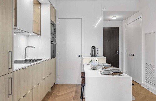 Yorkville Condo | Brand New Yorkville Condo| King Bed | Pool | Gym | Corp Ready