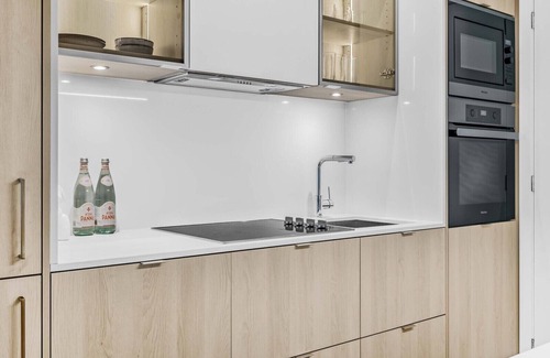 Yorkville Condo | Brand New Yorkville Condo| King Bed | Pool | Gym | Corp Ready