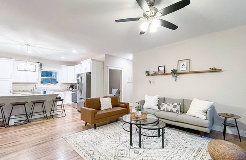 Fairview House | Brand new✦HOT TUB✦15min to Asheville✦Hilltop views!