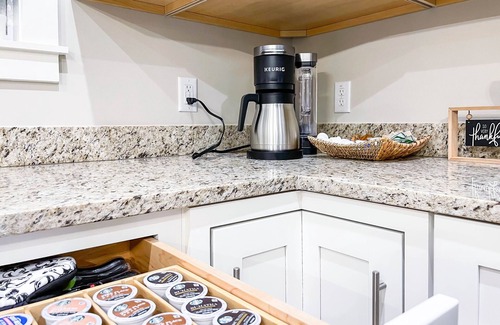 Fairview House | Brand new✦HOT TUB✦15min to Asheville✦Hilltop views!
