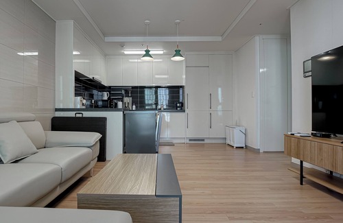 Songdo Apartment | BrandNew 2BR 21F 646sq.ft, 2min to Hyundai outlet & Triple St., 2Free Parking