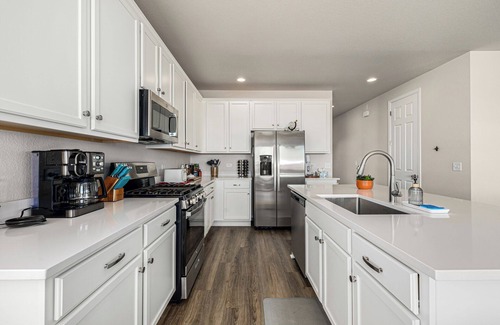 Commerce City House | BrandNEW | DenverAirport | Spacious 5BR Home with Fireplace