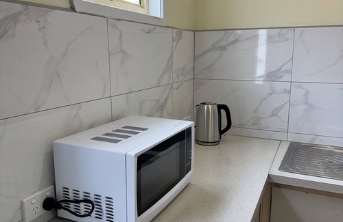 St. Albans House | Brandnew modern comfort room in a beautiful suburb