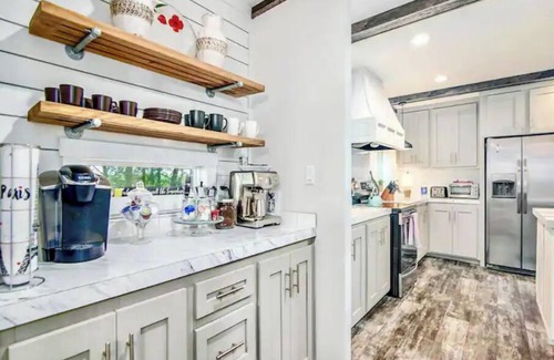 Trinity Villa | BRANDNEW Modern Farmhouse w/Hot tub, Playground, Kayaks & Fire pits