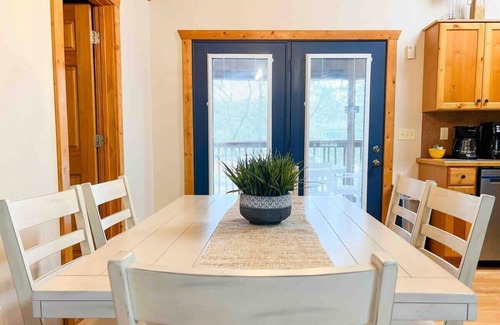 Reeds Spring Cabin | Branson Cabin with Two Master Suites!