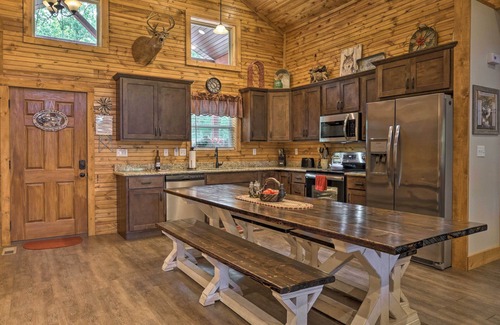 Reeds Spring Cabin | Branson West Cabin w/Pool Access & Golfing