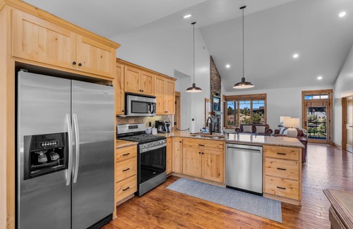 Powell Butte Cabin | Brasada Ranch Cabin 21| Mtn & Golf Views| Hot Tub