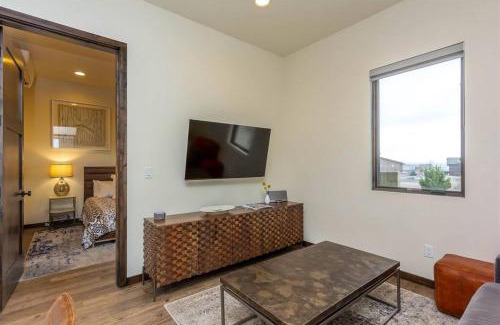 Powell Butte House | Brasada Ranch Guest House walk to the ranch