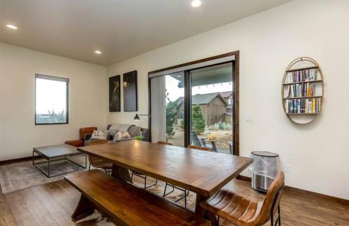 Powell Butte House | Brasada Ranch Guest House walk to the ranch