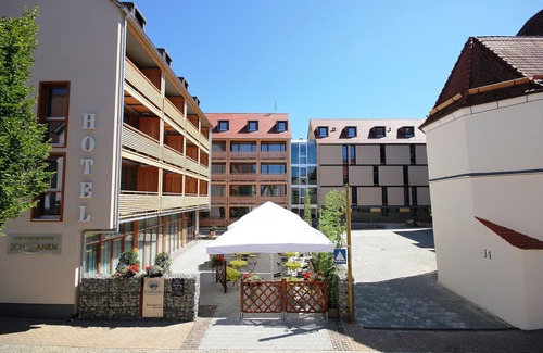 Ehingen Apartment | Brauerzimmer mit Klimaanlage, großem LCD-TV, Sky-free-to-Guest, kostenfreiem WLAN und Safe