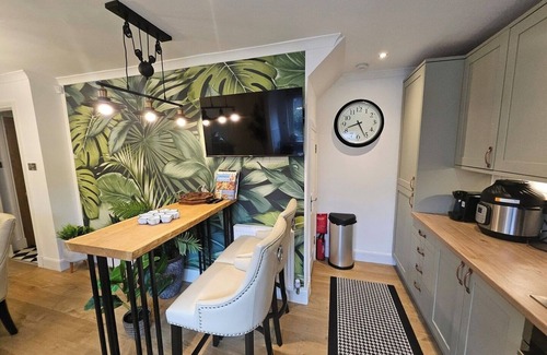 Auchengray House | Braveheart Haven: 4BD Retreat with Hot Tub