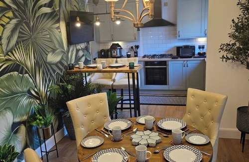 Auchengray House | Braveheart Haven: 4BD Retreat with Hot Tub