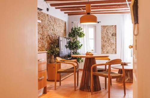 Barri Vell Apartment | Bravissimo Calderers El Cavall, in the Old Town