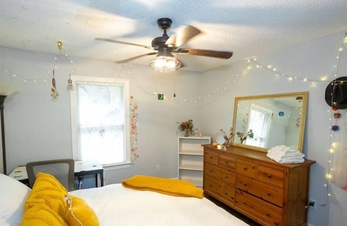 Annapolis House | Brazilian Artsy Townhome with great location and outdoor amenities!