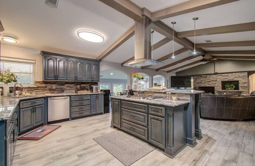 Wild Peach Village House | Brazoria Riverside Family Paradise!