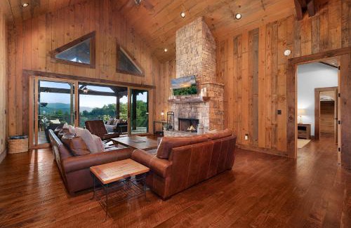 Foxfire Estates House | Breakaway Ridge Luxury Cabin - 5 Minutes Downtown