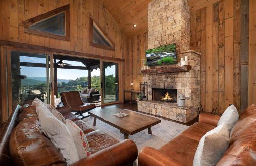 Foxfire Estates House | Breakaway Ridge Luxury Cabin - 5 Minutes Downtown