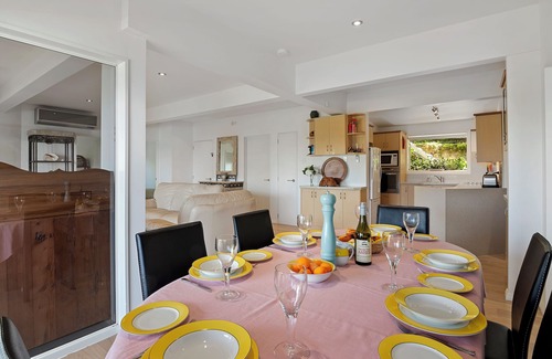 Ngaio Bay Cottage | Breakers Bay on the beach - Kaiteriteri Home