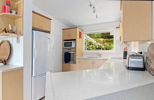 Ngaio Bay Cottage | Breakers Bay on the beach - Kaiteriteri Home