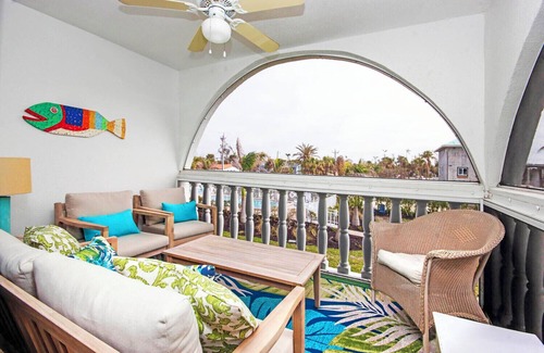 Sanibel House | Breakers West B5 Beach side condo with pool