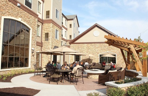 Lincoln Apartment | Breakfast, Pool, Quick Drive to Univ of Nebraska