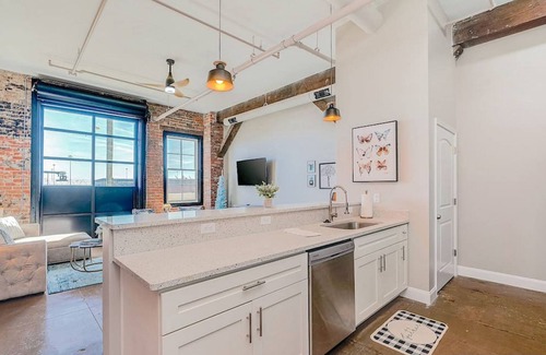 Newport News Apartment | Breakfast Tiffany s Downtown Newport News