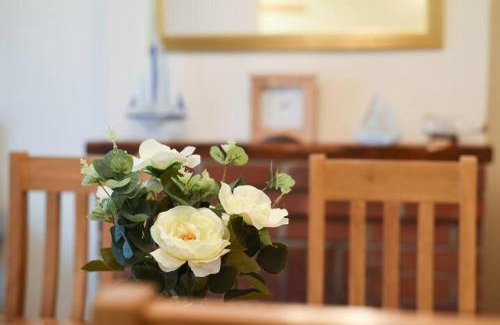 Fareham House | Breakfast With A View Free Parking and Water Access