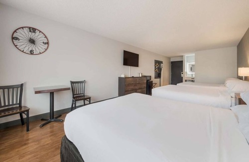 Ontario Hotel | Breath of Fresh Air! Indoor Pool, Free Breakfast, Free Parking, Pets Allowed