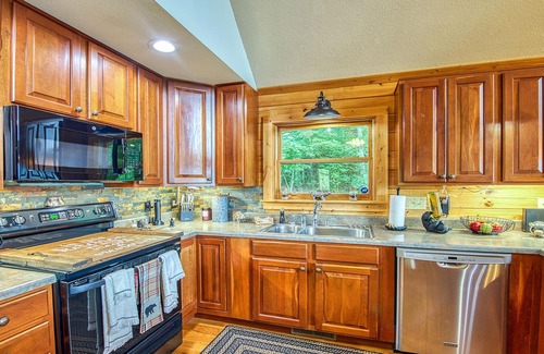 Whittier Cabin | Breath-taking long-range views nestled in the heart of the Great Smoky Mountains