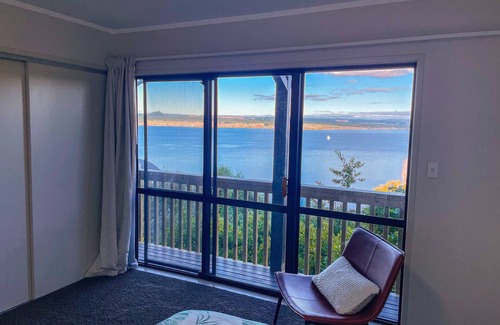 Taupo House | Breath Taking View over the Lake